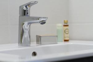 Résidence Les Melezes - Studio rénové avec parking extérieur · Accès pistes par navette MAE-1054