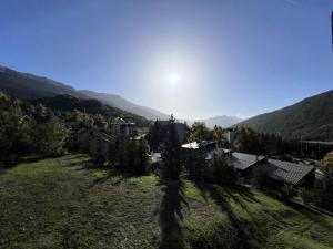 Résidence Les Melezes - Studio rénové avec parking extérieur · Accès pistes par navette MAE-1054