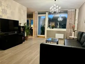 Modern Central 90 sqm Apartment free parking - Stadsbygd