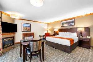 King Suite - Mobility Access/Roll-In Shower room in Best Western Rocky Mountain Lodge