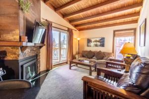 Treehouse #305, Building D by Summit County Mountain Retreats