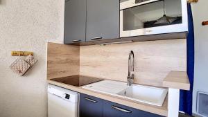 Résidence Caron - Appartement duplex lumineux · Départ et retour skis aux pieds · Balcon MAE-0004