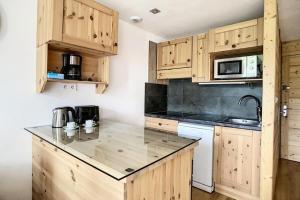 Résidence Caron - Appartement rénové, spacieux et moderne · Départ et retour skis aux pieds · Balcon MAE-0884