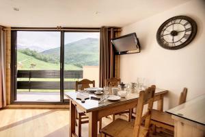 Résidence Caron - Appartement rénové, spacieux et moderne · Départ et retour skis aux pieds · Balcon MAE-0884