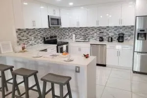 Modern 1 BR Condo, Steps from Beach, Free Parking! - Sunny Isles Beach