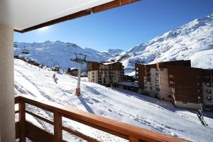 Résidence Boedette D - Appartement rénové · Départ et retour skis aux pieds · Balcon MAE-1214