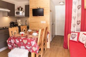 Résidence Ski Soleil - Appartement confortable avec terrasse · Départ ski aux pieds MAE-1234