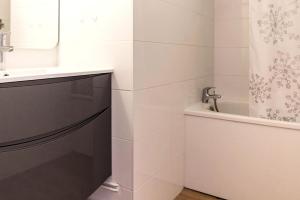 Résidence Ski Soleil - Appartement confortable avec terrasse · Départ ski aux pieds MAE-1234