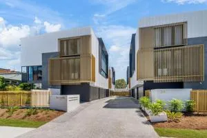 The Smith Luxurious brand new 3 bedroom townhouse by the beach - Mooloolaba