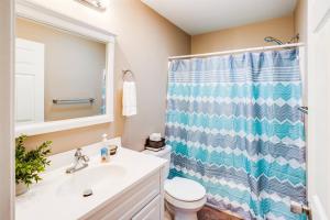 Comfy Suburb Home with King Beds by Arpt Dwnt UofR