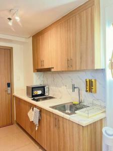 1BR Balcony Luxury Condo Shore 2 Near MOA & NAIA