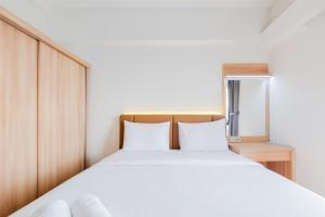 Warm and Comfort Stay 2BR at Sky House BSD Apartment By Travelio