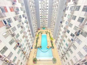 Spacious and Unique 1BR at Jarrdin Cihampelas Apartment By Travelio