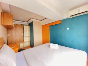 Spacious and Unique 1BR at Jarrdin Cihampelas Apartment By Travelio