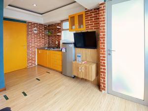 Spacious and Unique 1BR at Jarrdin Cihampelas Apartment By Travelio