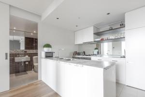Modern Nomads Waterfront Suite near Casino with Free Carpark