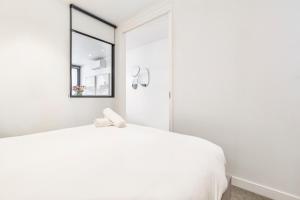 Central & Stylish in St Kilda w AC, WiFi & Balcony