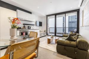 Central & Stylish in St Kilda w AC, WiFi & Balcony
