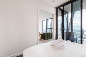 Sunny & Stylish Apt w Stunning City Views & 65 inches TV
