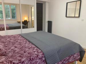 Cannes Beach Access, Private Room in Shared 3-Bedroom Apartment, Private Bathroom, Living Room with Sea View Suite Parentale salle de bain privée accès plages & vue mer du salon dans appartement partagé chez lhabitant