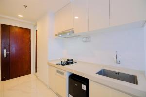 Strategic Studio Apartment Sky House BSD near AEON Mall By Travelio