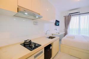 Strategic Studio Apartment Sky House BSD near AEON Mall By Travelio