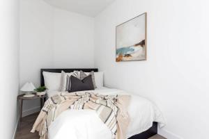 Chic 2BR Apt Opposite Southern Cross City Views