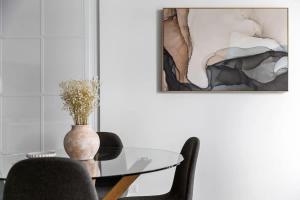 Chic 2BR Apt Opposite Southern Cross City Views