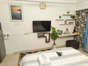 Shubhlaxmi Studio Apartment with sit out - Linking rd