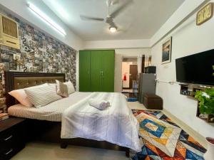 Shubhlaxmi Studio Apartment with sit out - Linking rd
