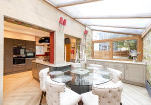 Argyl - 4 bed Apt on York Place, New Town