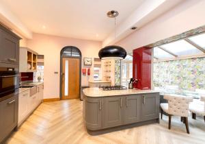 Argyl - 4 bed Apt on York Place, New Town