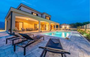 4 Bedroom Cozy Home In Jovici