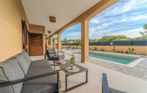 4 Bedroom Cozy Home In Jovici