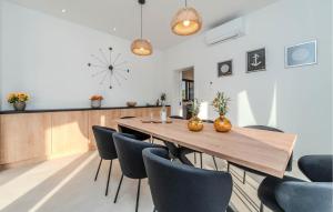 4 Bedroom Cozy Home In Jovici 