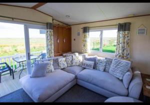 MP503 - Camber Sands Holiday Park - Sleeps 8 - Large Gated Decking - Amazing views