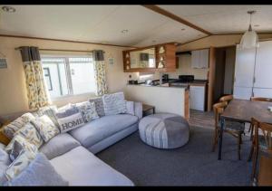 MP503 - Camber Sands Holiday Park - Sleeps 8 - Large Gated Decking - Amazing views