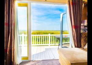 MP503 - Camber Sands Holiday Park - Sleeps 8 - Large Gated Decking - Amazing views