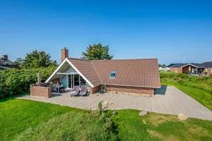 Just 500 Meters From Both The Sea And The Town, This Lovely, Well-Maintained Holiday Home Is Situated, - Sondervig