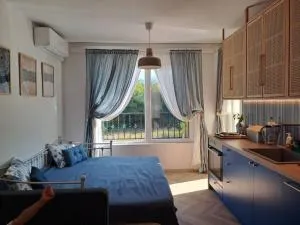 Royal Blue River Pearl - Mělník