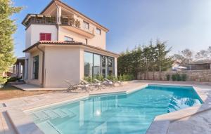 2 Bedroom Amazing Apartment In Pula