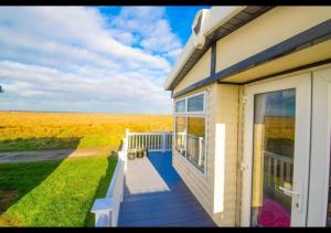 MP124 - Camber Sands Holiday Park - Sleeps 6 - Full Decking - Beautiful Marsh Views