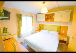 MP124 - Camber Sands Holiday Park - Sleeps 6 - Full Decking - Beautiful Marsh Views