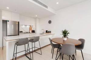 South Bank Luxe Skyview Pool & Gym Access