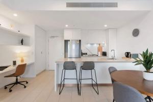 South Bank Luxe Skyview Pool & Gym Access