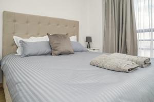 Stylish and Spacious 1Bedroom Apartment with King Bed in Prime Location