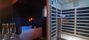"BLACQ ROOM" Luxe, balnéo, sauna 50 nuances de grey