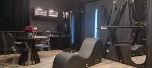 "BLACQ ROOM" Luxe, balnéo, sauna 50 nuances de grey