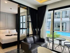 Poolside 1 Bedroom Apartment by Renttini