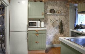 1 Bedroom Lovely Home In Johannishus